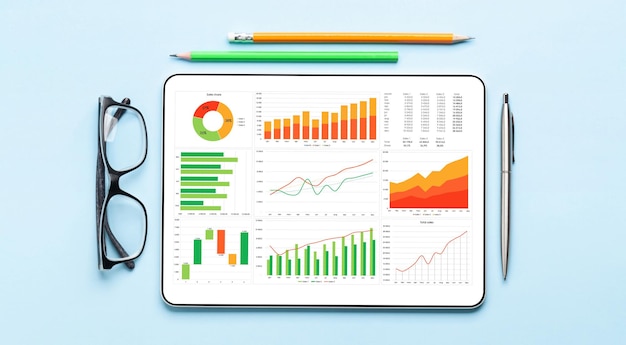 Tableta con informes comerciales y gráficos