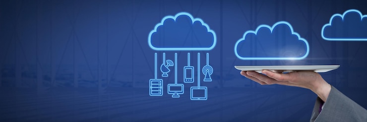 Foto tableta de mano con iconos de nube y dispositivos de conexión colgantes