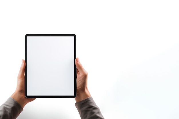 Tableta de mano con pantalla en blanco de maqueta aislada sobre fondo blanco con espacio de copia