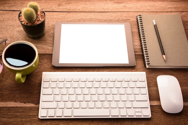 tableta de la maqueta similar al estilo del ipad en el escritorio de madera blanco display.keyboard y cosas de la oficina.
