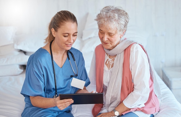 Tableta médica y paciente anciano en consulta de chequeo o visita en el hogar para diagnóstico o prescripción Enfermera de atención médica sosteniendo una pantalla táctil que muestra un examen de consulta o seguro en el cuidado de ancianos