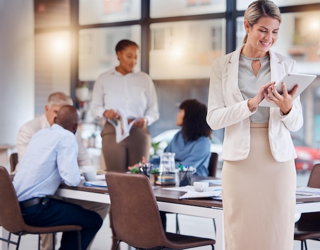 Tableta de mujer de negocios y reunión para la planificación o gestión del calendario de marketing digital en la oficina Mujer feliz con una sonrisa en la idea de investigación de mercado o plan de proyecto en pantalla táctil en la conferencia del equipo