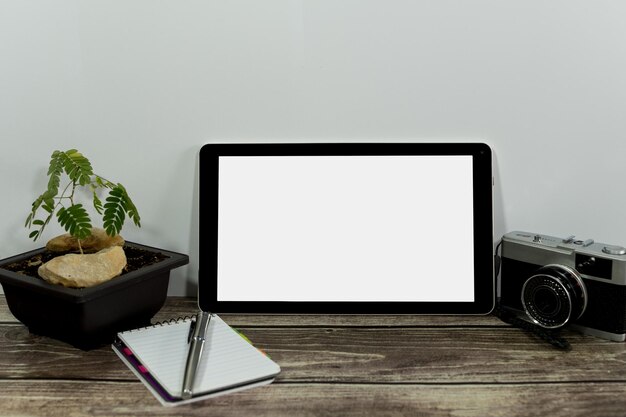 Tableta con pantalla en blanco para un diseño receptivo