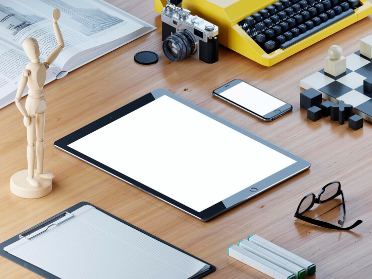 Foto tableta de pantalla de maqueta receptiva y vista isométrica de teléfono inteligente en una mesa entre la decoración de la oficina tableta y teléfono móvil con pantalla blanca sobre un fondo de una mesa de madera 3d render