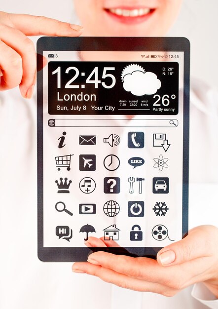 Tableta con pantalla transparente en manos humanas. Concepto de ideas innovadoras futuras reales y las mejores tecnologías de la humanidad.