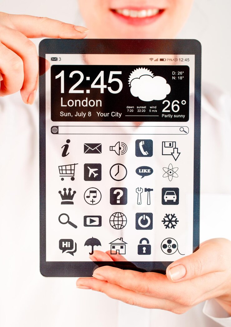 Foto tableta con pantalla transparente en manos humanas. concepto de ideas innovadoras futuras reales y las mejores tecnologías de la humanidad.