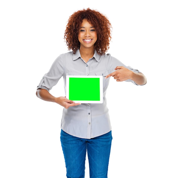 Tableta de pantalla verde de mujer y gesto en estudio para revisión de aplicaciones de redes sociales y maqueta de fondo blanco Modelo y retrato de dama africana aislada para espacio de trabajo de diseño web y sonrisa para promoción