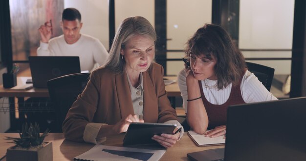 Tableta portátil y gente de negocios trabajan en equipo en la cartera de finanzas digitales del proyecto nocturno o revisión de comentarios de la investigación del mercado de valores Colaboración de inversión en economía financiera y comercio de comerciantes nft