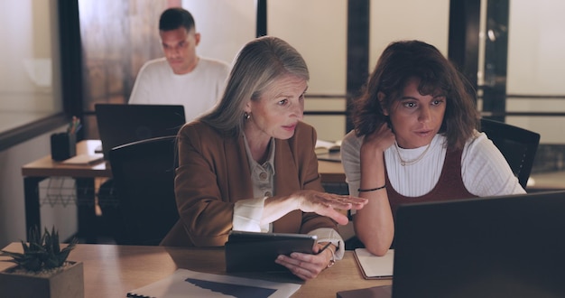 Tableta portátil y gente de negocios trabajan en equipo en la cartera de finanzas digitales del proyecto nocturno o revisión de comentarios de la investigación del mercado de valores Colaboración de inversión en economía financiera y comercio de comerciantes nft