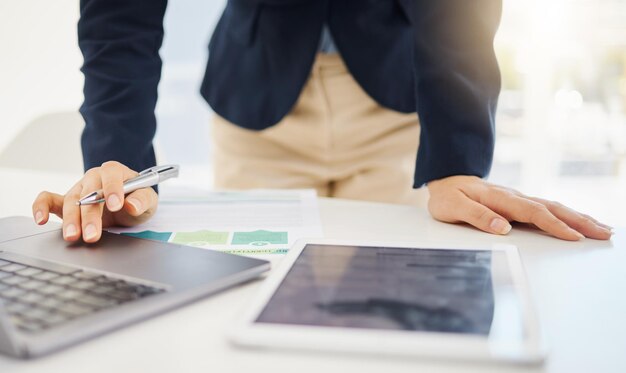 Tableta portátil y hombre de negocios que trabaja en la oficina planificando un proyecto o propuesta corporativa Profesional de tecnología y primer plano de un empleado masculino que investiga con una computadora y un dispositivo móvil en el lugar de trabajo