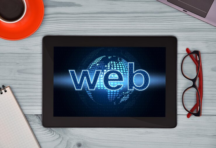 Foto tableta que muestra la web con globo digital en el escritorio con gafas de cuaderno de café