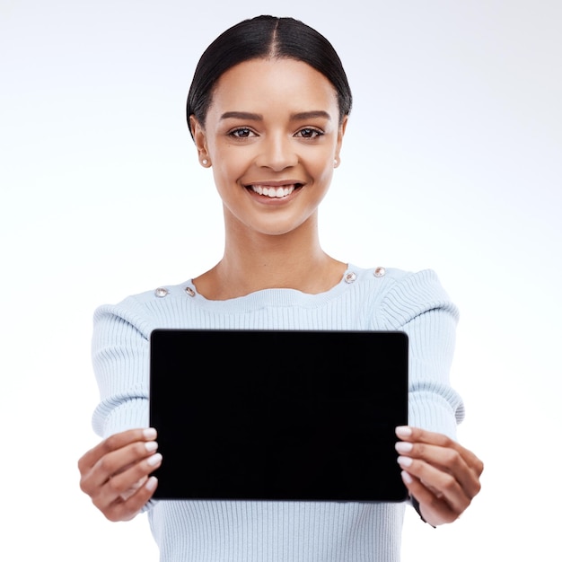 Tableta de retrato de estudio de maqueta o mujer feliz con espacio de copia de publicidad de promoción de ventas o maqueta de oferta de descuento Logotipo femenino de presentación de marca o pantalla de dispositivo tecnológico sobre fondo blanco aislado