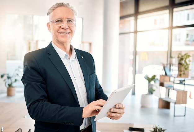 Tableta de retrato y hombre senior en el cargo para el correo electrónico de gestión empresarial o la planificación financiera de una inversión Corredor de inversores o persona ejecutiva para la misión de valores de la empresa y la estrategia de datos en línea