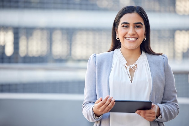 Tableta y retrato de mujer de negocios en la ciudad empleada y comunicación en la aplicación en la ciudad Persona femenina sitio web e investigación para la oportunidad de crecimiento de la empresa abogada profesional y urbana al aire libre