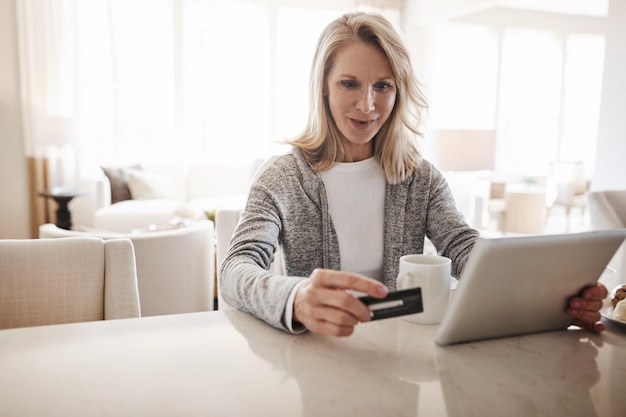 Tableta y tarjeta de crédito para mujeres mayores para finanzas en el sitio web de banca doméstica y pago de facturas Transacción de persona femenina y compra de clientes en el comercio electrónico de la aplicación y pago por descuento o pedido
