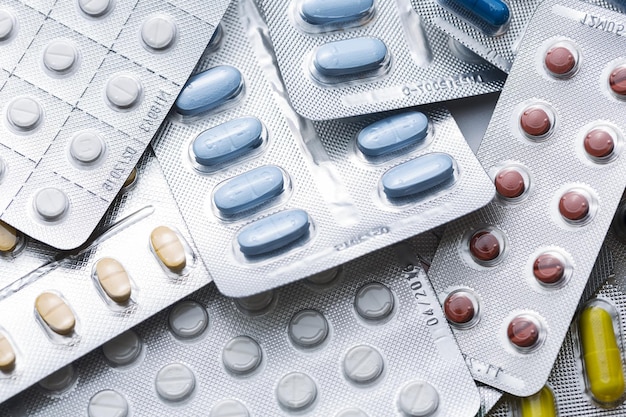 Las tabletas se amontonan en un blíster que envasa antibiótico contra la gripe farmacia medicina médica