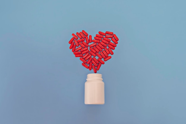 Tabletas y cápsulas de medicamentos farmacéuticos Forma de corazón y frasco de pastillas Copiar espacio para texto