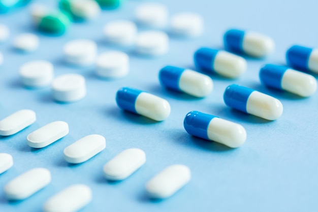 Foto tabletas médicas sobre fondo azul claro