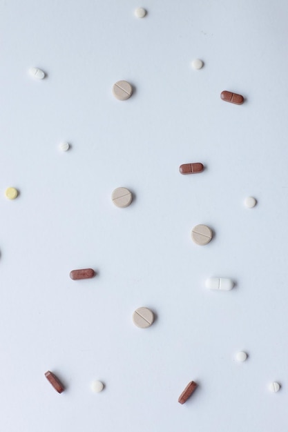 Tabletas y píldoras aisladas sobre fondo blanco vista vertical Antecedentes médicos y papel tapiz