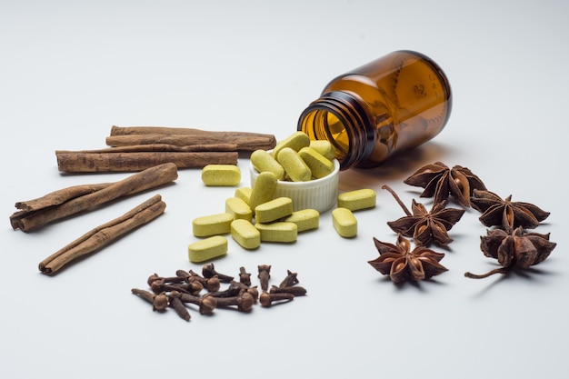Tabletas píldoras tabletas de hierbas frescas, medicina tradicional, con ingredientes de hierbas secas simplicia
