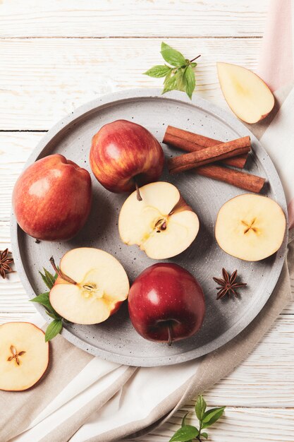 Tablett mit Apfel und Zimt und Handtuch auf Holz, Draufsicht