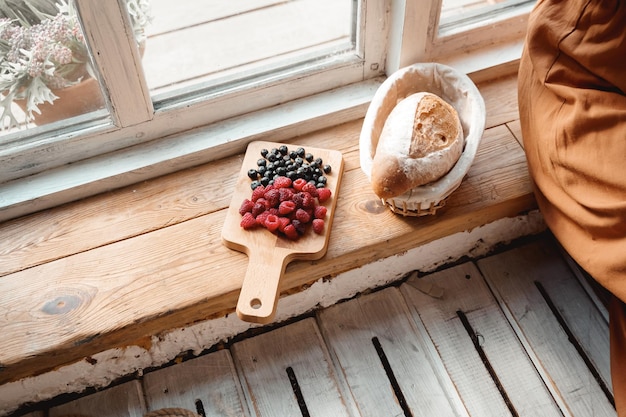 tablett mit beeren auf der fensterbank erdbeeren blaubeeren