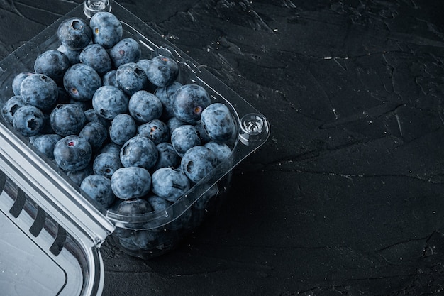 Tablett mit Blaubeeren auf schwarzem Tisch