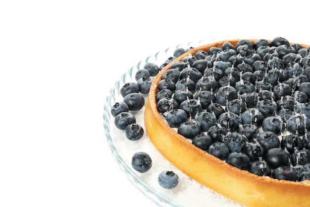 Tablett mit Blaubeerkuchen lokalisiert auf Weiß