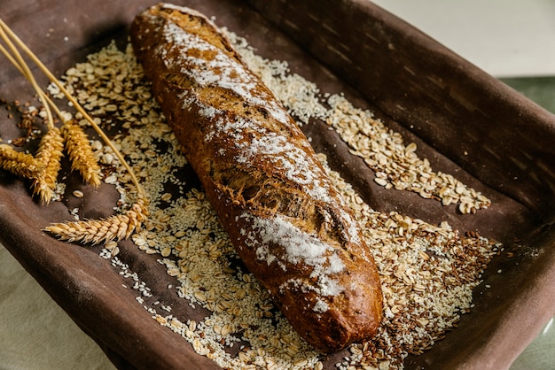 Tablett mit Brot, Samen und Ähren