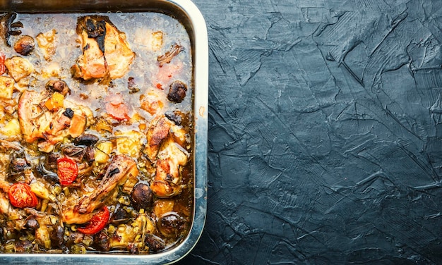 Tablett mit Eintöpfen, Hühnerfleisch, Kräutern und Gewürzen. Leckeres hausgemachtes Essen.