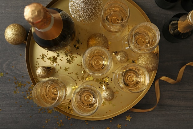 Tablett mit Gläsern und Flasche Champagner