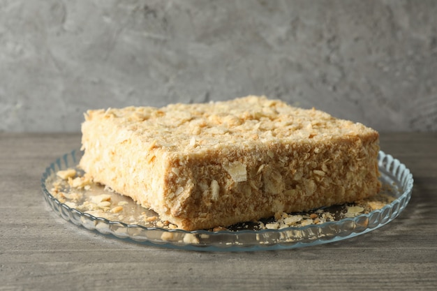 Tablett mit köstlichem Napoleon-Kuchen auf grauem Tisch