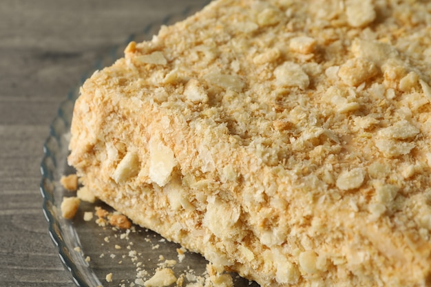 Tablett mit köstlichem Napoleon-Kuchen auf grauem Tisch