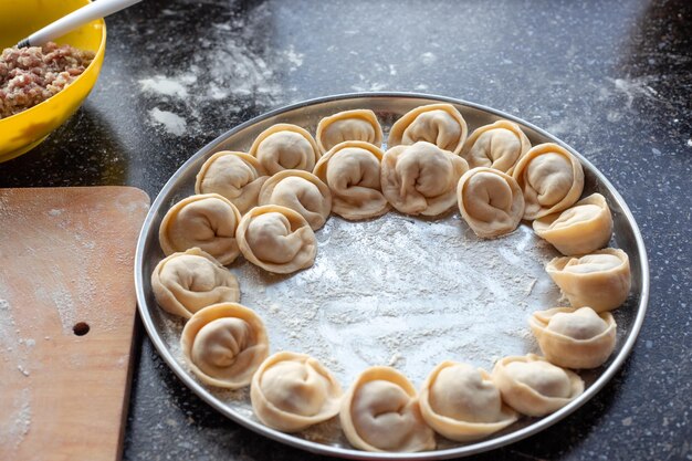 Tablett mit rohen Knödeln zum Kochen Kochen hausgemachter Knödel