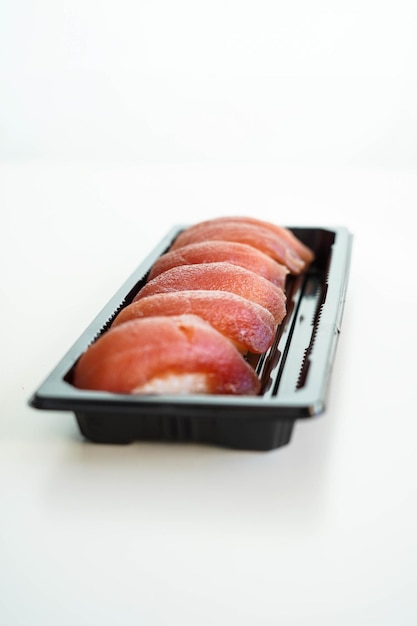 Tablett mit sechs Stück Sushi Thunfisch nigiris