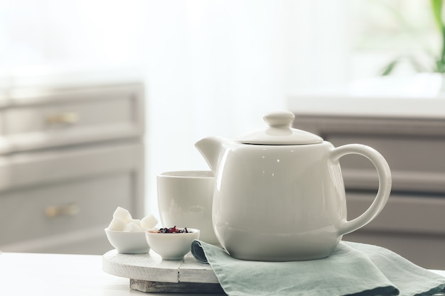 Tablett mit Teekanne und Tasse auf dem Tisch