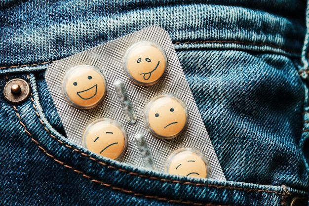 Tabletten in der Jeanstasche. Konzept der Antidepressiva