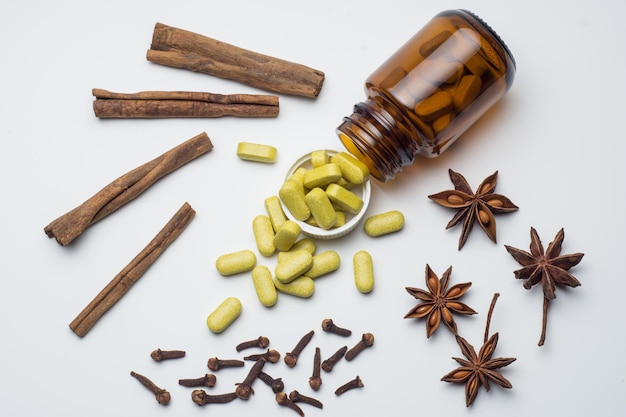 tabletten pillen frische kräutertabletten, traditionelle medizin, mit inhaltsstoffen aus getrockneten kräuter simplicia