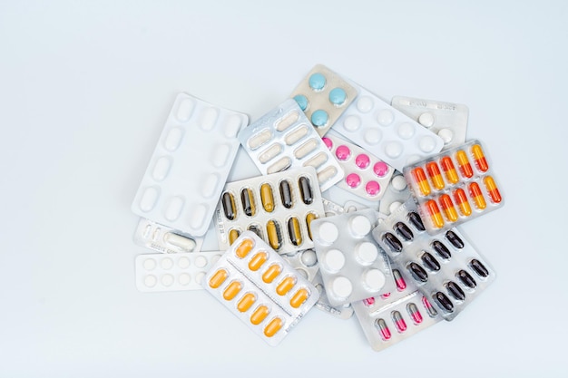 Tabletten und medizinische Kapseln in einer Blisterpackung isoliert auf weißem Hintergrund