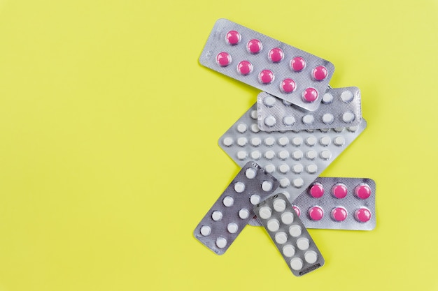 Tabletten und Pillen. Haufen bunter medizinischer Tabletten, Kapseln und Pillen. Gesundheitskonzept.Kopierraum.