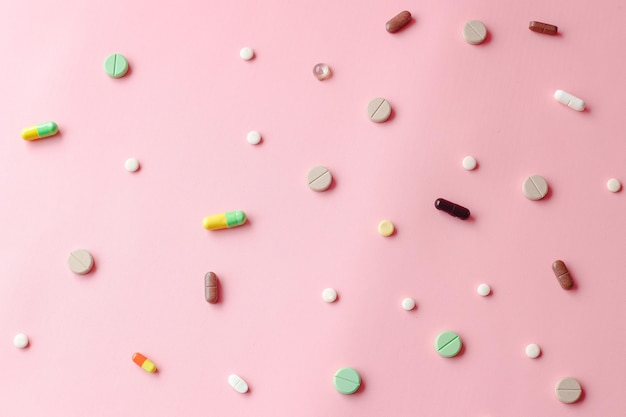 Tabletten und Pillen isoliert auf rosa Hintergrund Medizinischer Hintergrund und Hintergrundbild