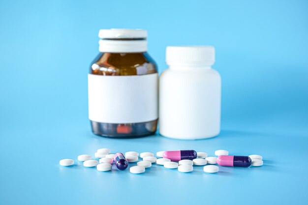 Tablettenfläschchen mit Tablettenpillen schließen