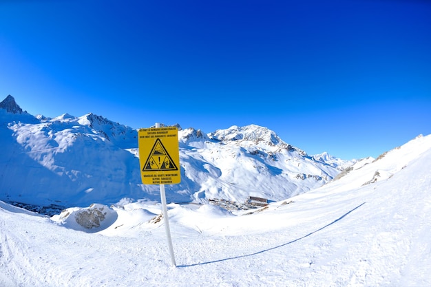 Tablón en las altas montañas bajo la nieve en invierno