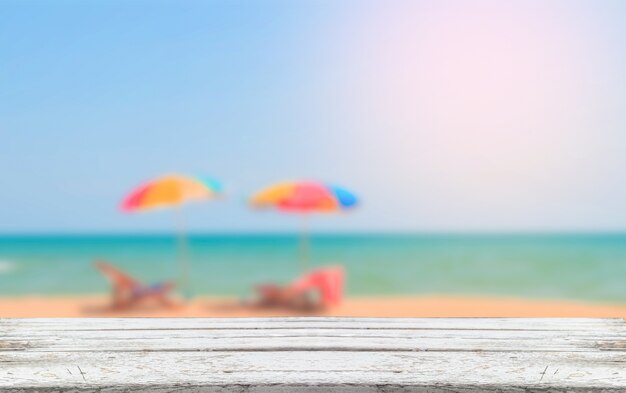 Foto tablón de madera con fondo borroso de la playa