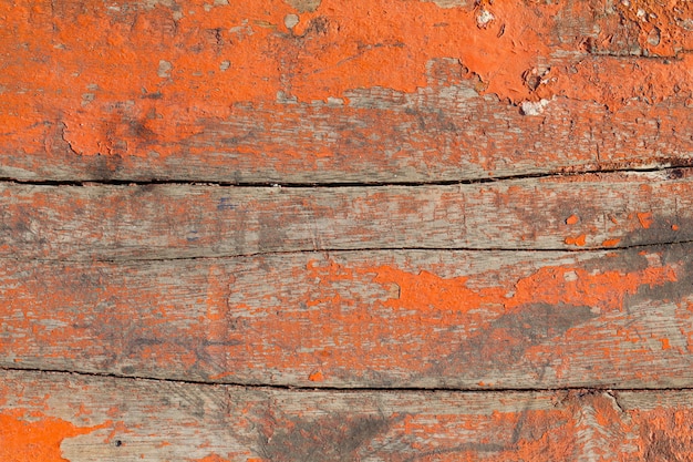 Tablón de madera pintado de naranja antiguo