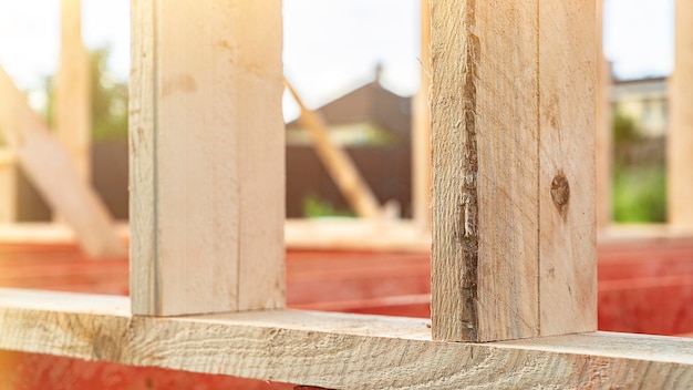 tablón de madera sin procesar en el sitio de construcción ecológica foto premium