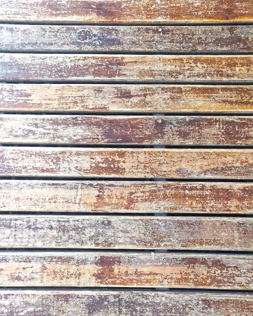 Un tablón de madera con una textura rugosa.