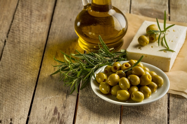 Tablones con aceitunas y aceite de oliva