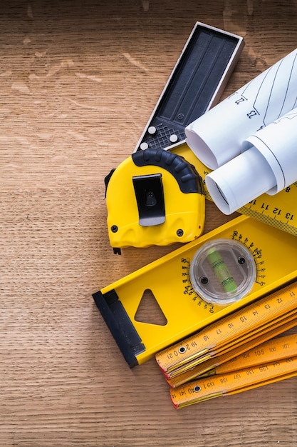 Tablones de construcción medidor de madera nivel de cinta métrica y regla cuadrada en tablero de madera de roble