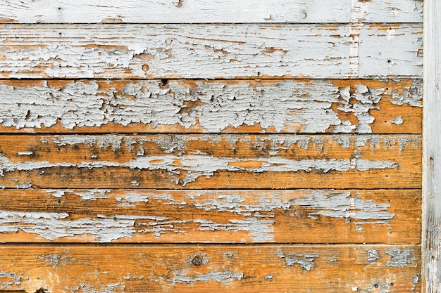 Tablones de madera antiguos con fondo de pintura agrietada.